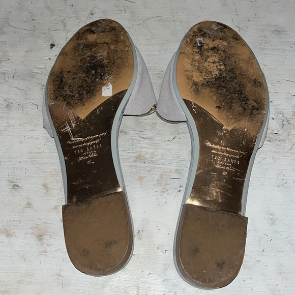 TED BAKER
Rhaily Scalloped Slide Sandal In Grey | size 9.5 - Picture 4 of 5